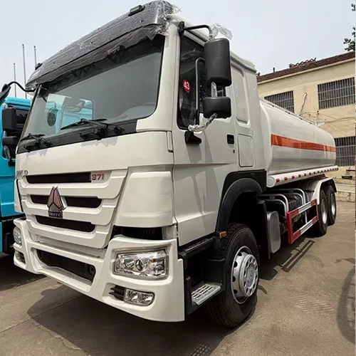 HOWO 6 ✖️ 4,371 hp, tanker truck